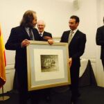 Enrique Ponce hace entrega de uno de sus premios a nuestro compañero Paco Delgado por su aportación periodística
