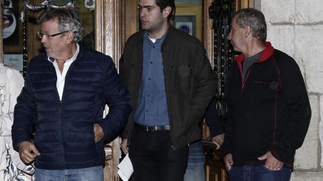 El alcalde de Alsasua Javier Ollo (c), de Geroa Bai, junto a dos concejales