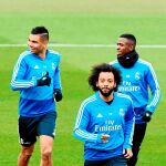 Marcelo corre junto a Casemiro y Vinicius sobre el césped de uno de los campos de Valdebebas