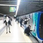 Momento en el que un grupo de encapuchados pintaron, el pasado día 31, un vagón en la estación de Casa de Campo