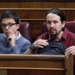 Pablo Iglesias y el aún portavoz parlamentario del partido, Íñigo Errejón, en sus escaños esta tarde al inicio del pleno del Congreso de los Diputados.
