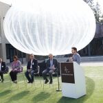 Los responsables de Google y las empresas que desplegarán globos aerostáticos sobre Indonesia para extender internet, durante la presentación del proyecto