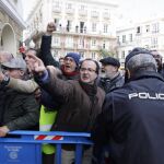 Personas pertenecientes en su mayoría a la marea blanca han recibido hoy a la presidenta andaluza, Susana Díaz, al grito de "fuera de Cádiz"