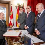 Jesús Julio Carnero preside la toma de posesión del nuevo diputado, Mariano Suárez, en el pleno de ayer