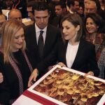 Doña Letizia con los ministros de Fomento e Industria, Energía y Turismo, Ana Pastor y José Manuel Soria, y la presidenta de la Comunidad de Madrid, Cristina Cifuentes, durante su recorrido por los pabellones de la Feria Internacional de Turismo (FITUR)