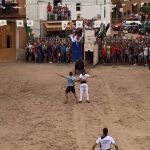 Dos mozos reciben a un toro en la salida desde el cajón, en el municipio valenciano de Museros