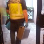 Los agentes de Policía Científica abandonaron el piso a las 18:50 horas