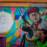 Mural con imágenes de Hugo Chávez durante los actos conmemorativos del fallido golpe de estado contra Chávez en las inmediaciones del Cuartel de la Montaña