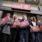 Un grupo de militantes en representación del ex secretario general del PSOE Pedro Sánchez entrega 57.369 firmas para su candidatura a las primarias