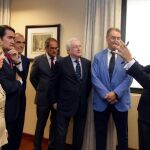 El ministro Íñigo de la Serna dialoga con María José Salgueiro, Juan Carlos Suárez-Quiñones, Antonio Miguel Méndez Pozo. Miguel Ángel Benavente y Baudilio Fernández, durante su visita a Burgos