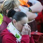 Miembros de los servicios de emergencia y trabajadores del aeropuerto asisten a un acto conmemorativo en Bruselas