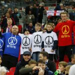 Los aficionados ingleses y franceses recibieron de pie y entre aplausos a los jugadores de la selección de Francia de fútbol