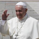 El papa Francisco tras celebrar su audiencia general de los miércoles en la Plaza de San Pedro del Vaticano. Foto: Fabio Frustaci/Efe