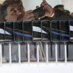 Un cliente probando un smartphone