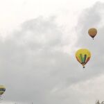 Dos de los globos aerostáticos que recorrían ayer el cielo de Murcia tuvieron problemas para aterrizar en el lugar previsto y provocaron heridas leves a tres de los pasajeros al precipitarse las cestas en las que viajaban. LA RAZÓN