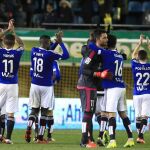 Los jugadores del Betis apaluden a sus aficionados al término del partido de Liga en Primera División ante el Villarreal