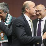 De Guindos, ayer, en Bruselas, entre los titulares de Finanzas de Portugal y Francia