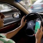 Un conductor jugando al Pokémon Go mientras conduce