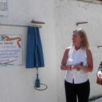 Paloma García Romero y Cristina Moratiel descubren el azulejo en honor a «Pistolero»