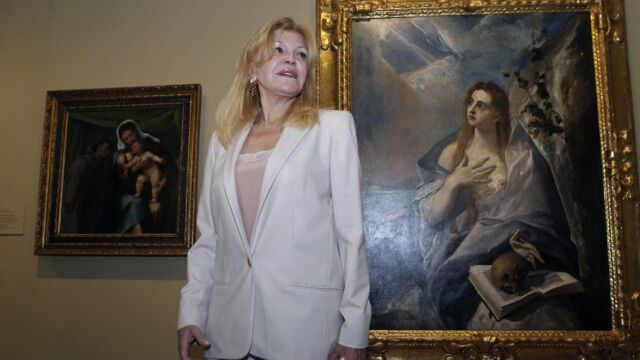 Carmen Thyssen posa ante el cuadro 'La Magdalena Penitente', de El Greco, durante la presentación hoy de la exposición 'Obras maestras de Budapest'