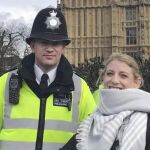 A la turista le llamó mucho la atención el gorro del agente y decidió hacerse una foto con él