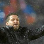 Simeone, bajo la lluvia, en el último partido del Atlético en el Calderón