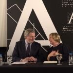 El ministro de Educación, Cultura y Deporte, Íñigo Méndez de Vigo, junto a la presidenta de la Academia de Cine, Yvonne Blake, durante la firma del acuerdo