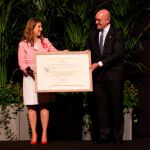 Carnero hace entrega a Cristina García del reconocimiento de la Diputación de Valladolid a los funcionarios