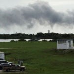 Humo en Cabo Cañaveral después de la explosión de la nave de Space X