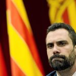 El presidente del Parlament, Roger Torrent, con gesto preocupado en un pleno reciente