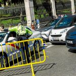 Los agentes de Movilidad todavía orientaban ayer a los conductores en las áreas limítrofes, como es la zona de Cibeles
