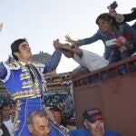 Miguel Ángel Perera saluda a los aficionados en su salida a hombros
