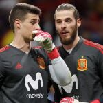 Kepa y De Gea durante un partido de la selección española