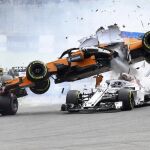 El coche de Alonso saltó por las aires tras chocar /Foto: Ap