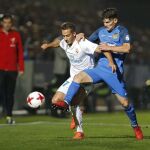 Fran Garcia (Fuenlabrada) disputa un balón con Lucas Vázquez en el partido correspondiente a la Copa del Rey