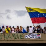 Manifestantes participan ayer del denominado "Gran plantón nacional"convocado por la oposición en Caracas.