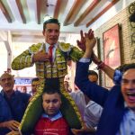 Diego Urdiales sale a hombros de la Plaza de Toros de Bilbao / EFE