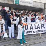 Protesta de profesionales sanitarios contra los recortes en el hospital Infanta Elena de Huelva