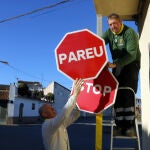 La señal de ‘Stop’ está siendo modificada en las calles de Torrelameu por la de ‘Pareu’ / LleidaDiario.cat