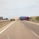 El espectacular accidente de un camión que vuelca tras cruzar la mediana y la calzada contraria en la A-6