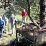 El presidente de la Diputación de Salamanca, Javier Iglesias, recorrió ayer este sendero en compañía del alcalde de Villanueva del Conde, Francisco Javier García Hidalgo, y de la concejala de Miranda de El Castañar, Encarnación Torija, entre otros