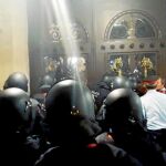Imagen de los Mossos d'Esquadra, replegados en el Parlament tras ser cercados por manifestantes separatistas a las puertas de la cámara catalana en el aniversario del 1-O