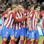 Godín, felicitado por sus compañeros tras marcar el gol de la victoria