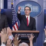 El secretario del Tesoro, Steven Mnuchin (d), y el principal asesor económico de la Casa Blanca, Gary Cohn (i), hoy en la Casa Blanca.