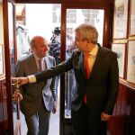 El responsable del aéra económica de Ciudadanos, Luis Garicano, ayer con el ministro Guindos en «Casa Manolo»