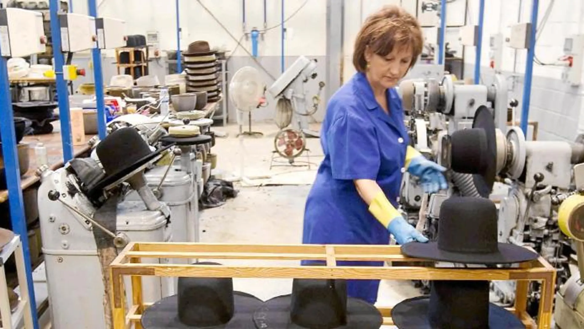 EL EMPLEO FEMENINO continúa estando cinco puntos por debajo del masculino