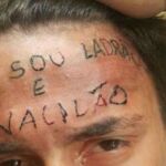 El joven muestra el tatuaje que le hicieron los dos hombres como «castigo»