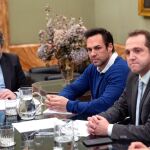 El delegado del Gobierno en Madrid, José Manuel Rodríguez Uribes (i) y el presidente de Unauto, Eduardo Martín (c), durante la reunión entre el Gobierno y los representantes de las VTC en la delegación de Gobierno en Madrid.