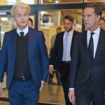 El primer ministro de Holanda, Mark Rutte y el candidato a las elecciones holandesas de la ultraderecha, Geert Wilders a su llegada al 'cara a cara' televisivo antes de las elecciones del miércoles en Rotterdam, Holanda, hoy 13 de marzo de 2017