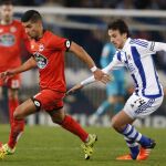 El jugador del Deportivo de La Coruña Juanfran (i) escapa de Rubén Pardo, de la Real Sociedad